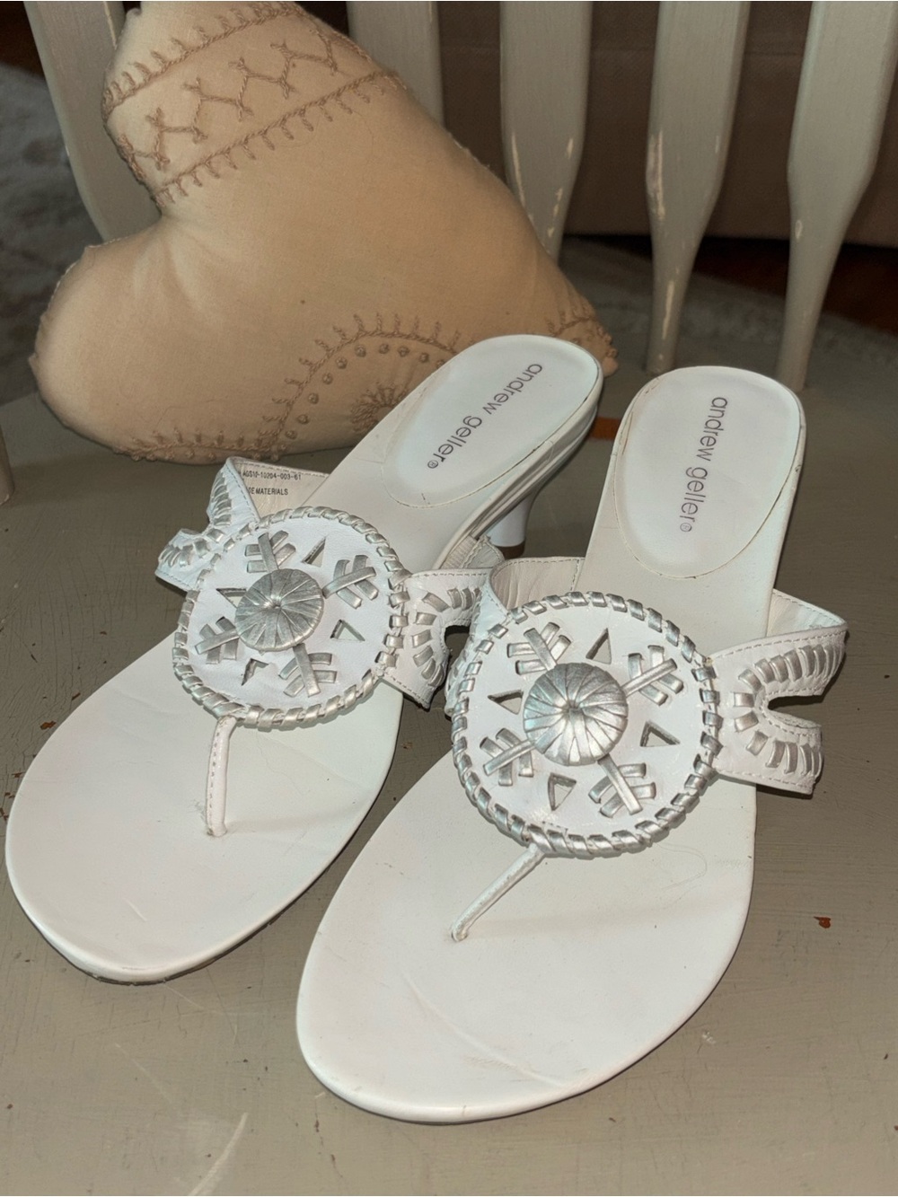 AndrewGeller Sz 9.5 White Decorative Thong kitten Heel Sandals